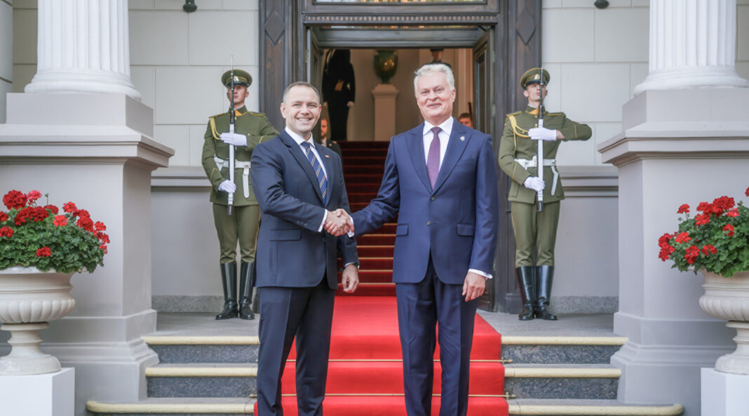 W poniedziałek 8 września z wizytą w Wilnie przebywał prezydent RP Karol Nawrocki. Spotkał się z prezydentem Litwy Gitanasem Nausėdą.