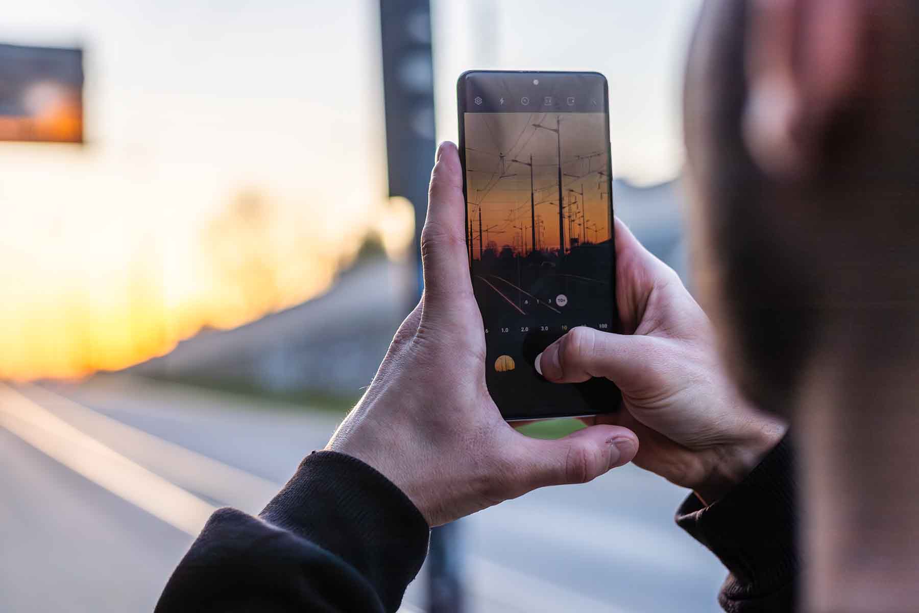 Telefon komórkowy w rękach.