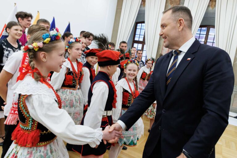 Karol Nawrocki z dziecięcym zespołem.