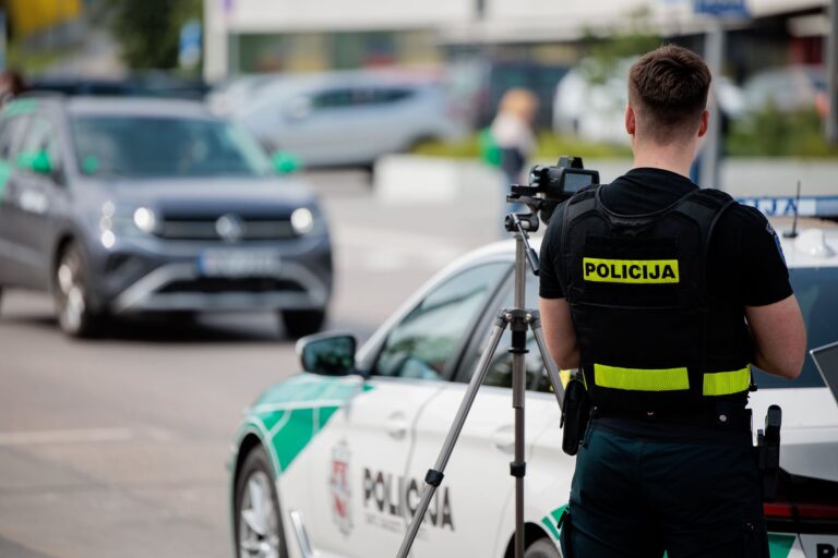 Policjant mierzy prędkość samochodów.