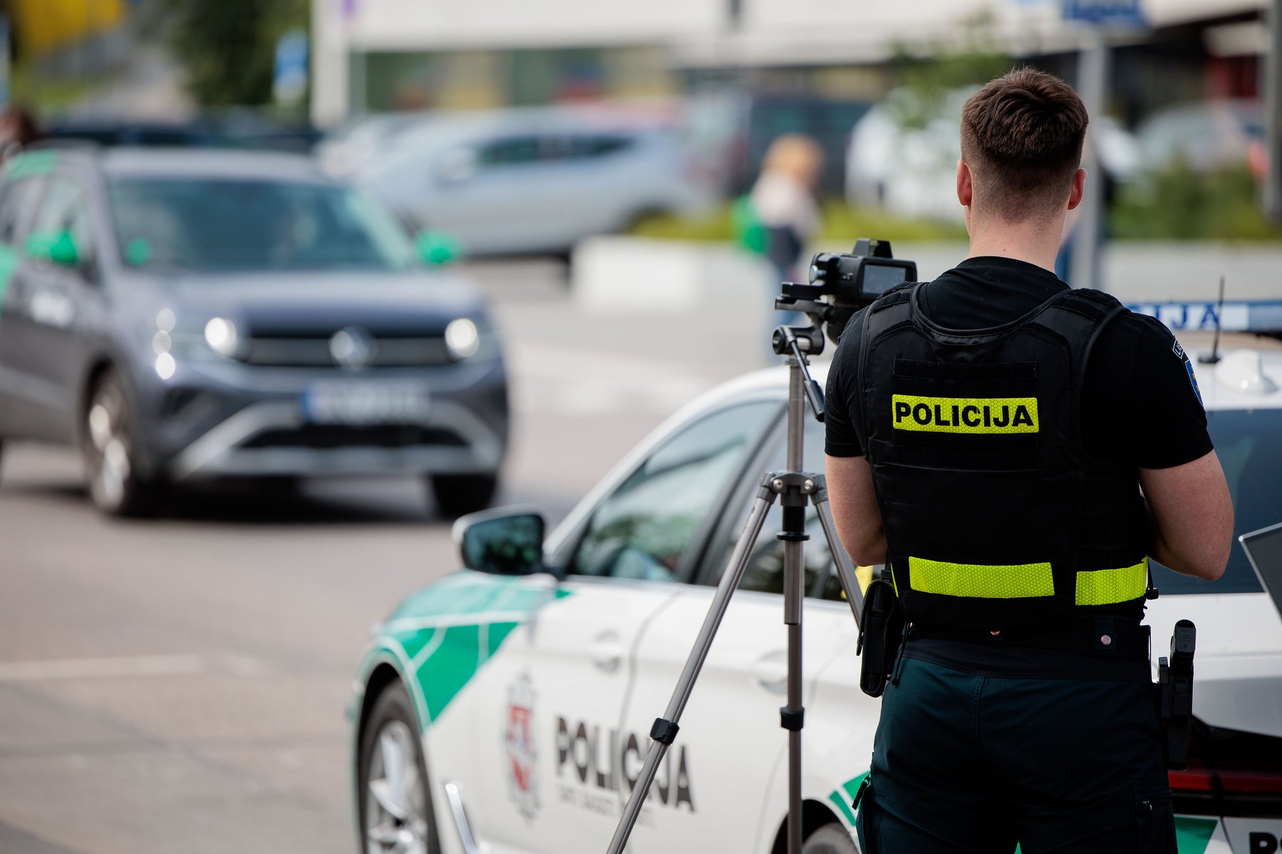 Policjant mierzy prędkość samochodów.
