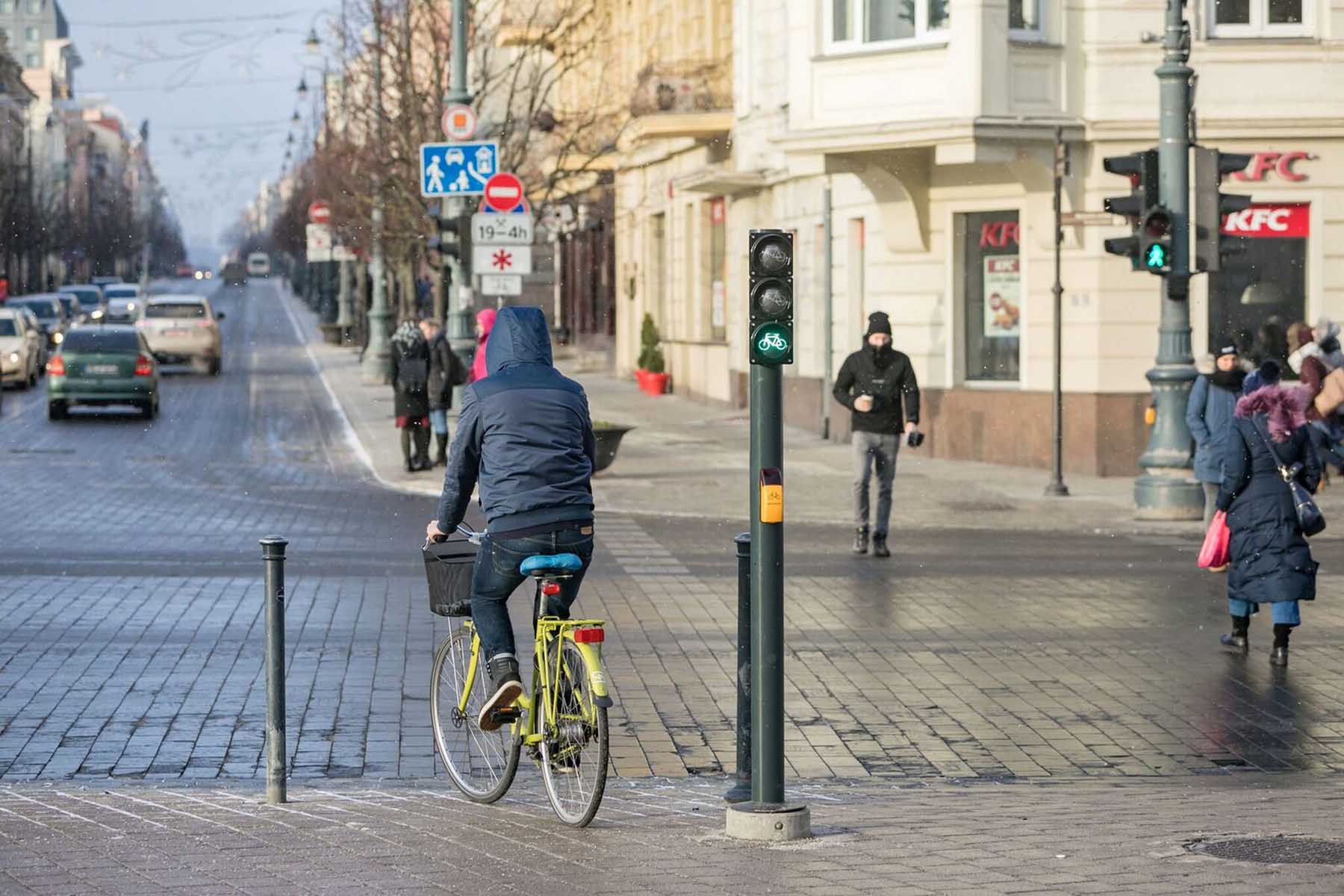 Rowerzysta i piesi na prospekcie Giedymina w Wilnie.