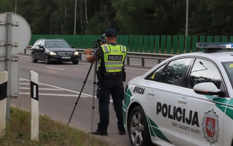 Policjant z radarem na prędkość.
