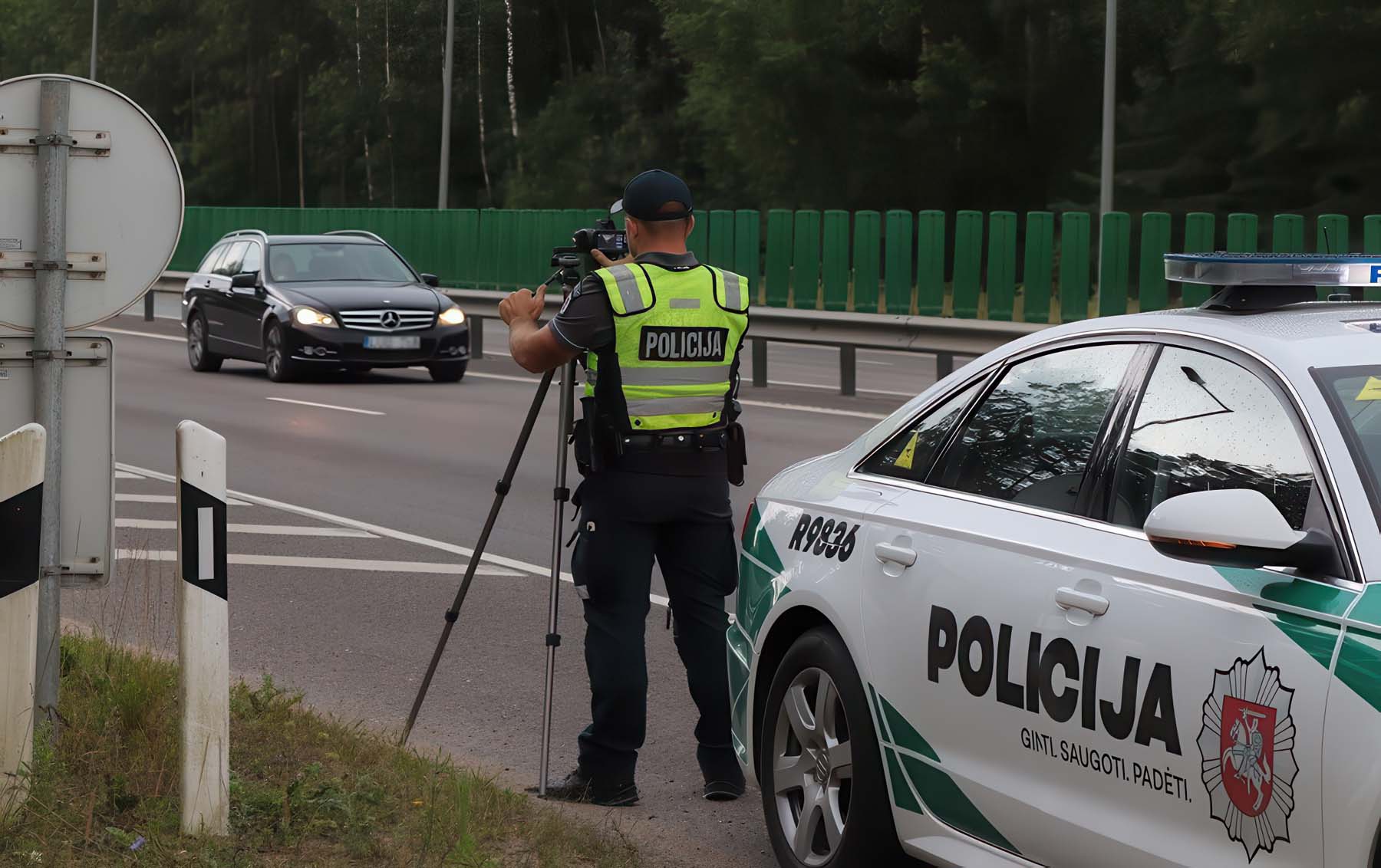 Policjant z radarem na prędkość.