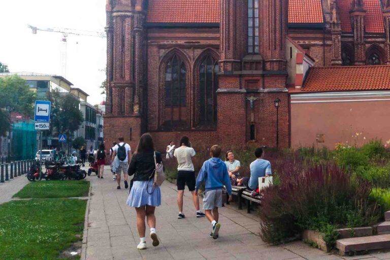 Dzieci obok kościoła św. Anny w Wilnie,.