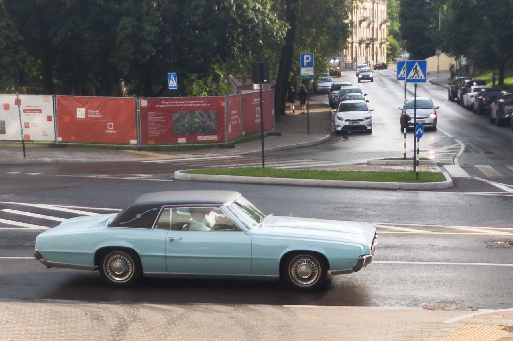 Retro samochód na drodze.