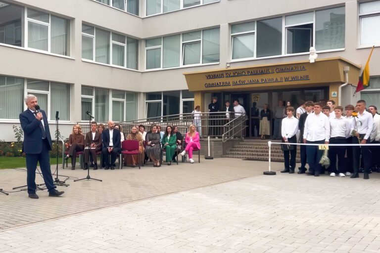 Jak co roku uczniów powitał dyrektor gimnazjum Adam Błaszkiewicz.
