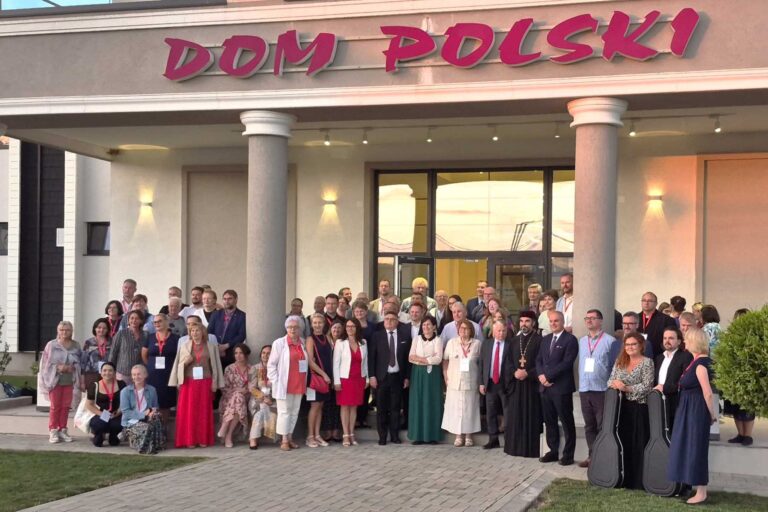 Uczestnicy 26. edycji Dni Polskich przed Domem Polskim w Moarze.