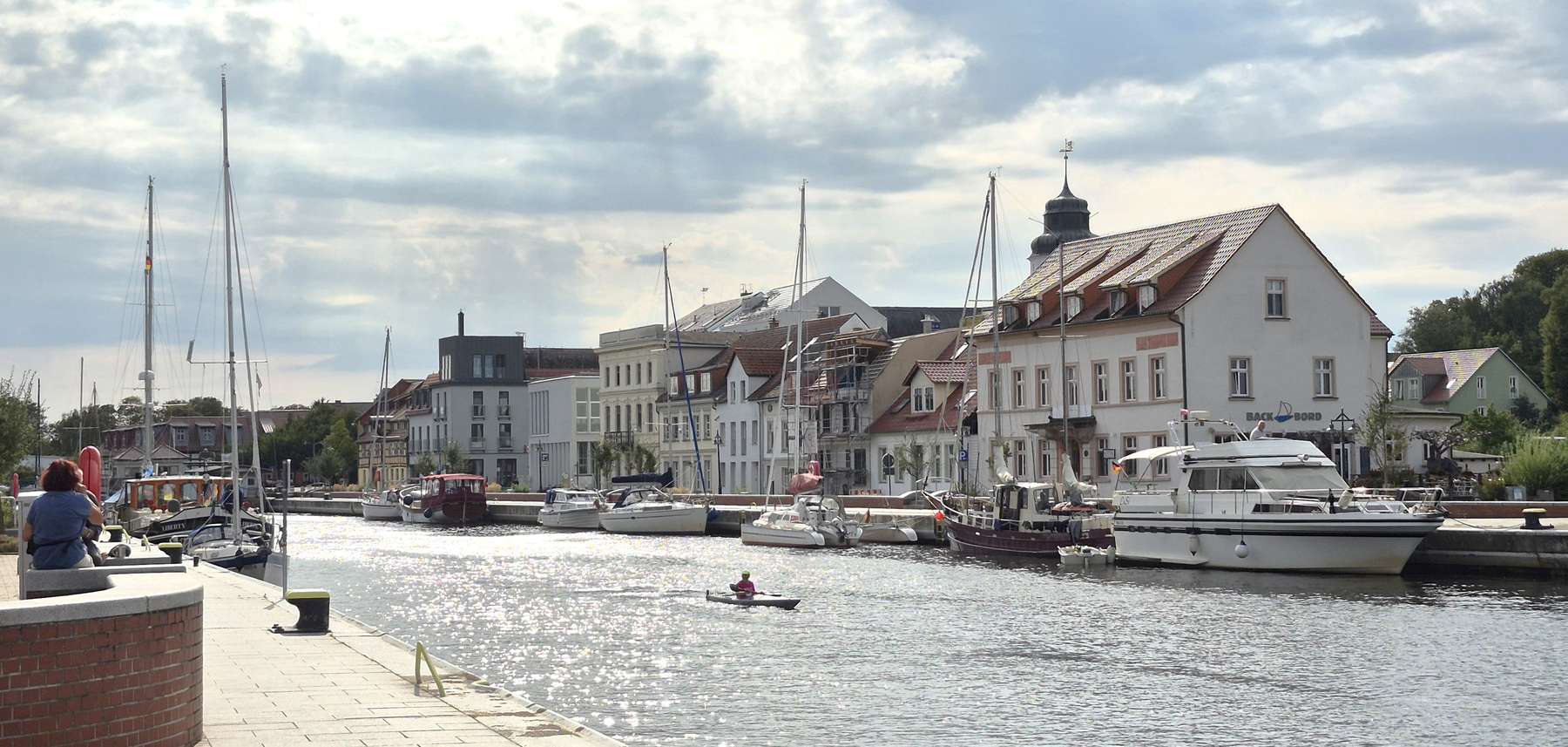 Dzisiejszą atrakcją turystyczną miasta jest m.in. port z urokliwym nabrzeżem nad rzeką Uecker.