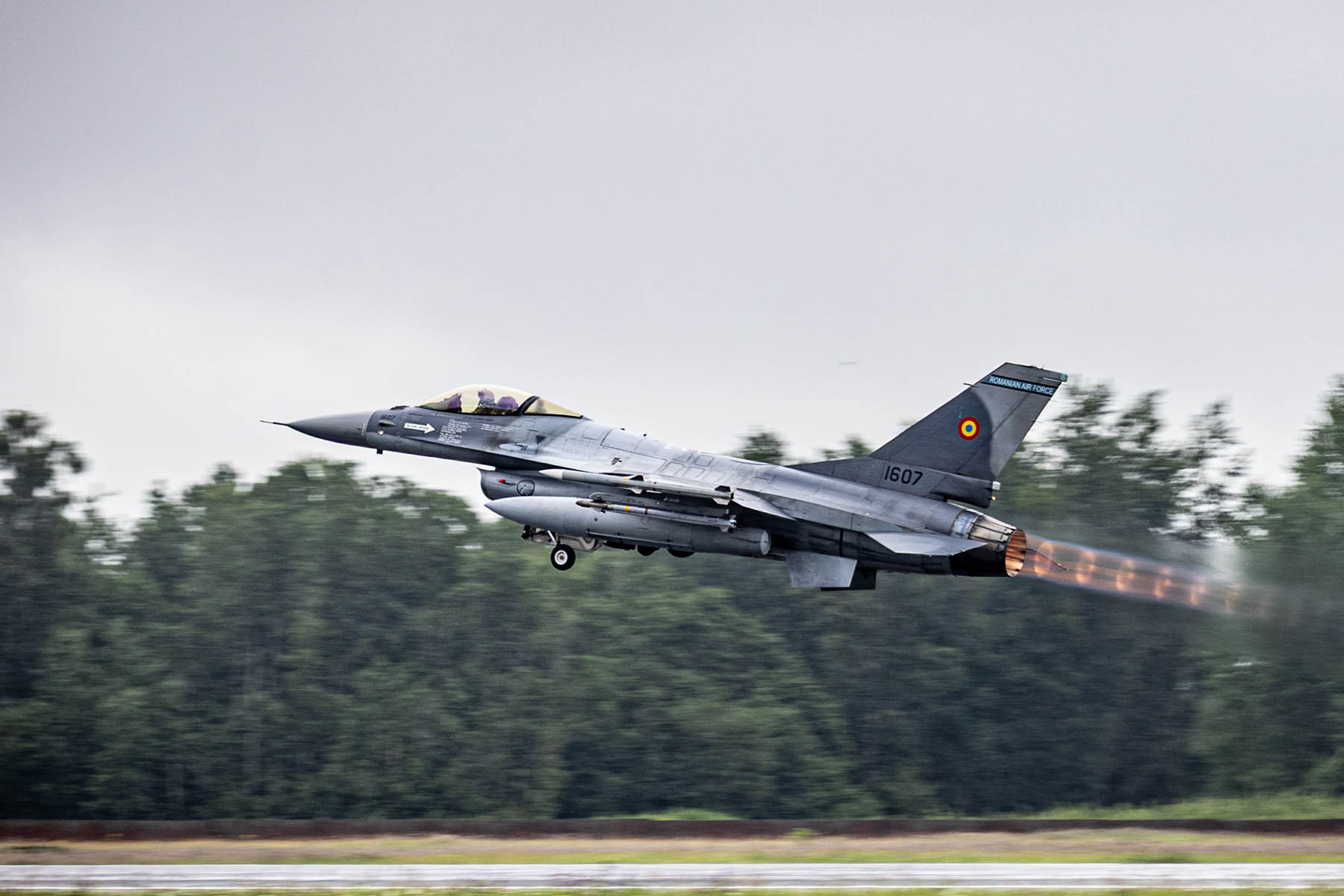 Niebo nad krajami bałtyckimi patrolują sojusznicze odrzutowce w ramach misji „Baltic Air Policing”. Z kolei „Eastern Sentry” ma wzmocnić szczelność nieba.
