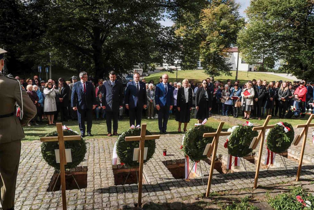 W ceremonii wzięli udział m.in. (od lewej): Grzegorz Poznański, Lech Parell, Jan Kasprzyk, Krzysztof Szwagrzyk, Bożena Żelazowska, Anna Szeląg.
