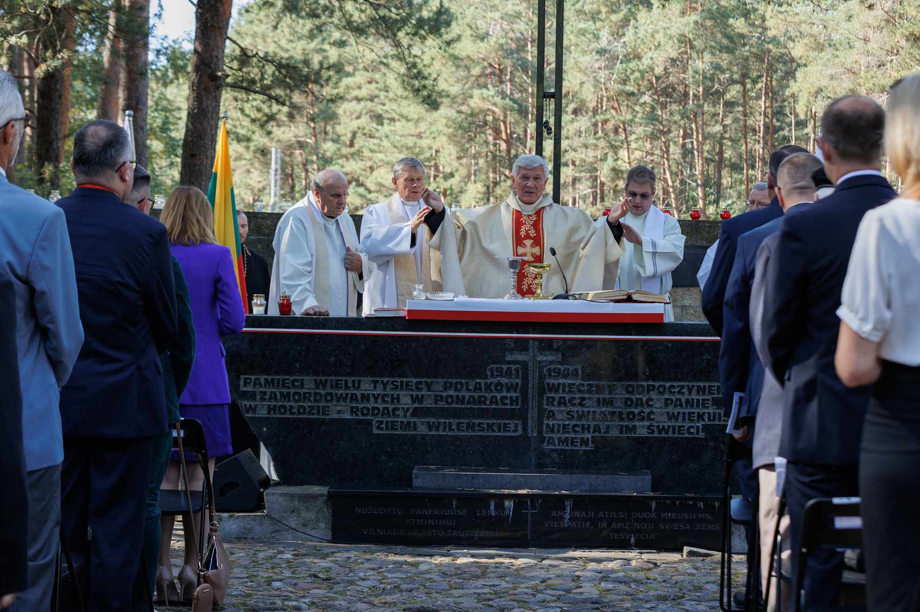 Msza święta w Ponarach przy pomniku.
