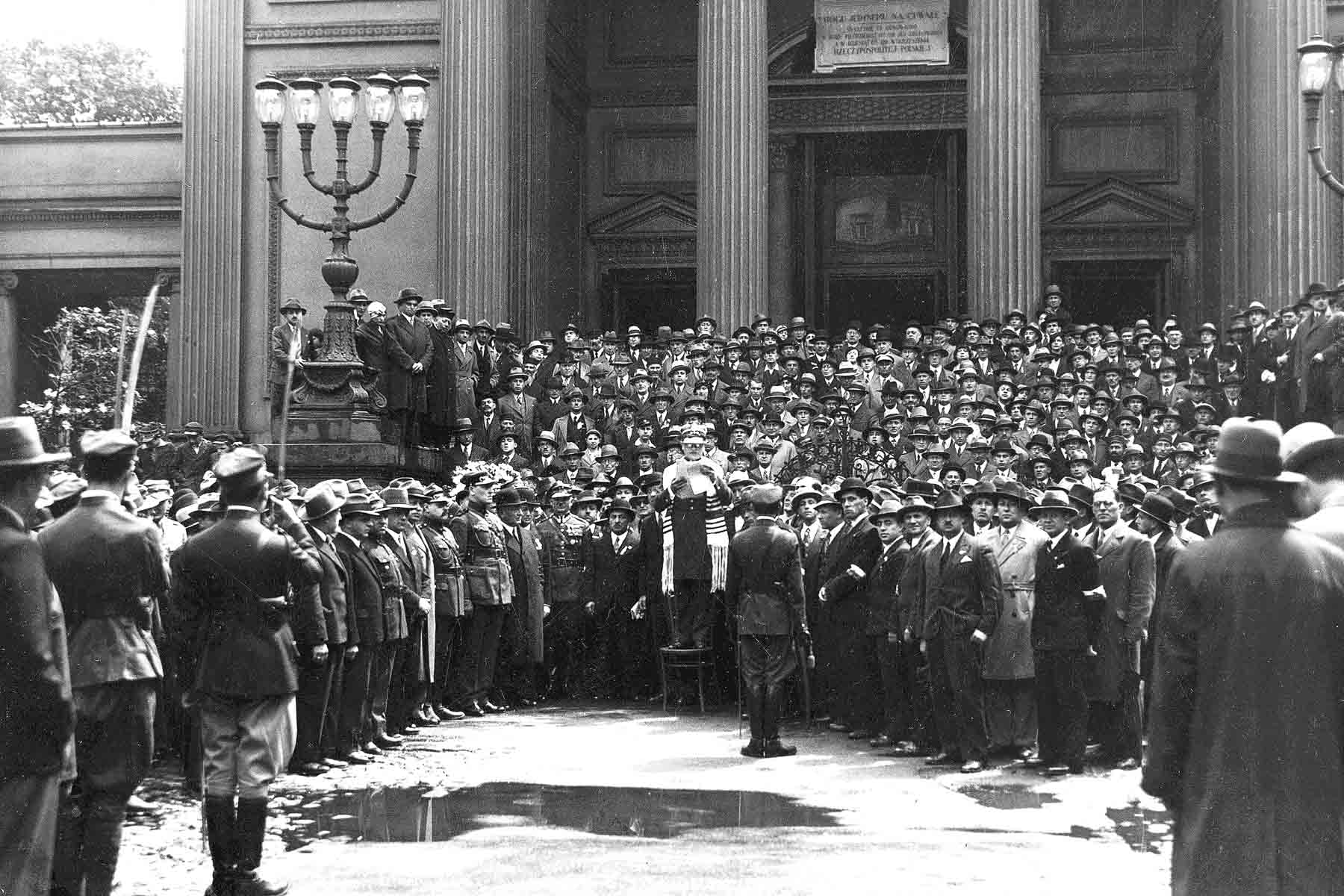 Apel poległych przed Wielką Synagogą w Warszawie. Przemawia szef Głównego Urzędu Duszpasterskiego Mojżeszowego rabin Baruch Steinberg, czerwiec 1933 r.