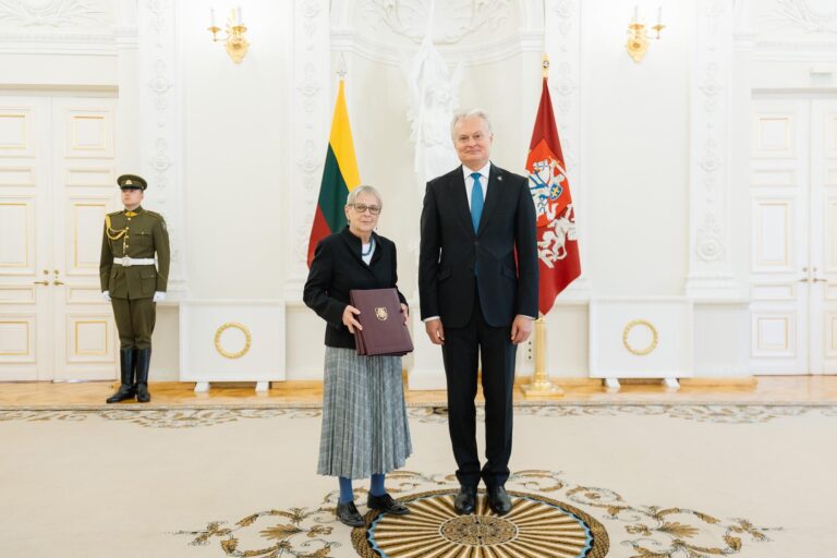 Krzyże ratowania ginących z rąk prezydenta RL w imieniu zmarłych rodziców i siostry odebrała Eleonora Czeżowska.