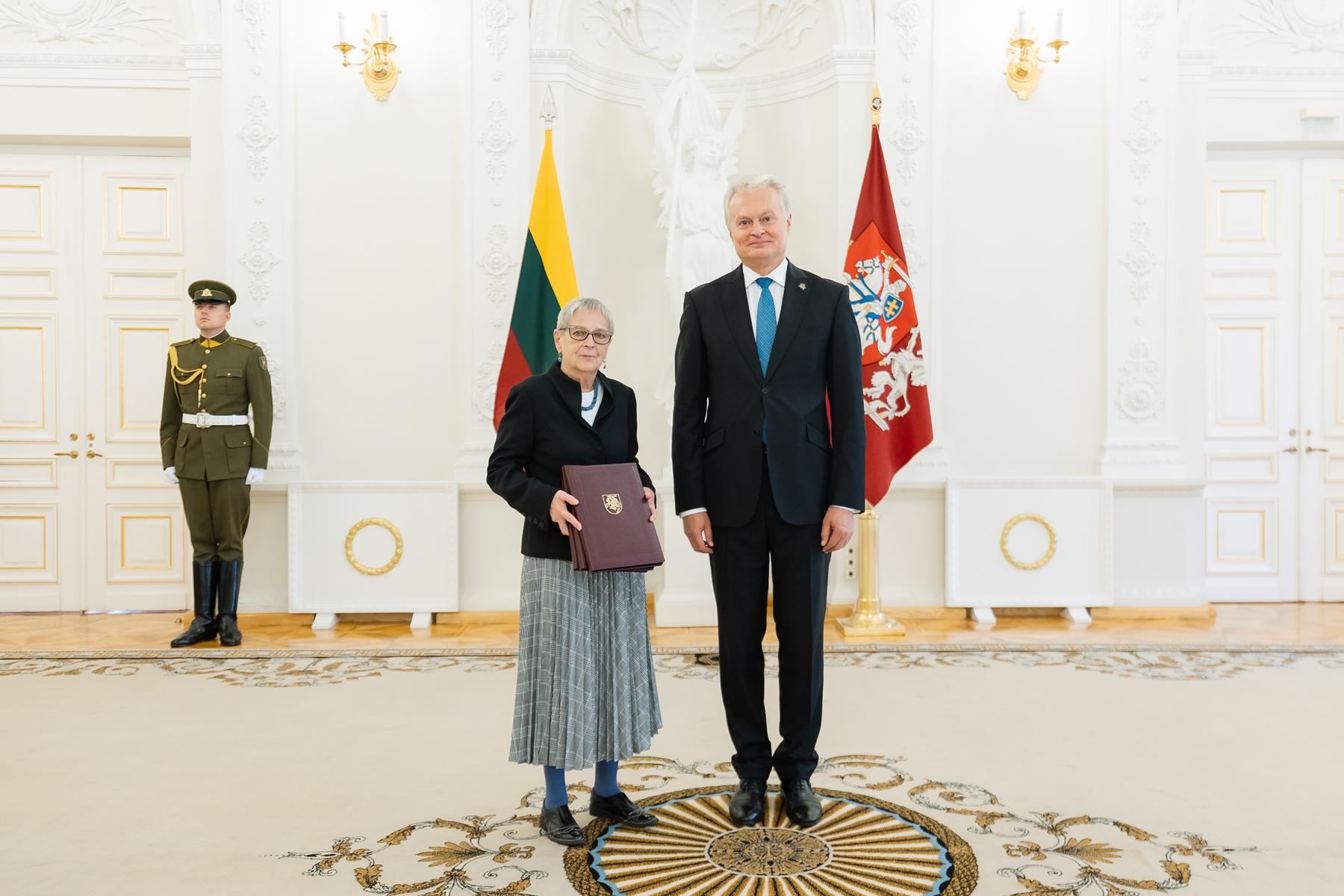 Krzyże ratowania ginących z rąk prezydenta RL w imieniu zmarłych rodziców i siostry odebrała Eleonora Czeżowska.