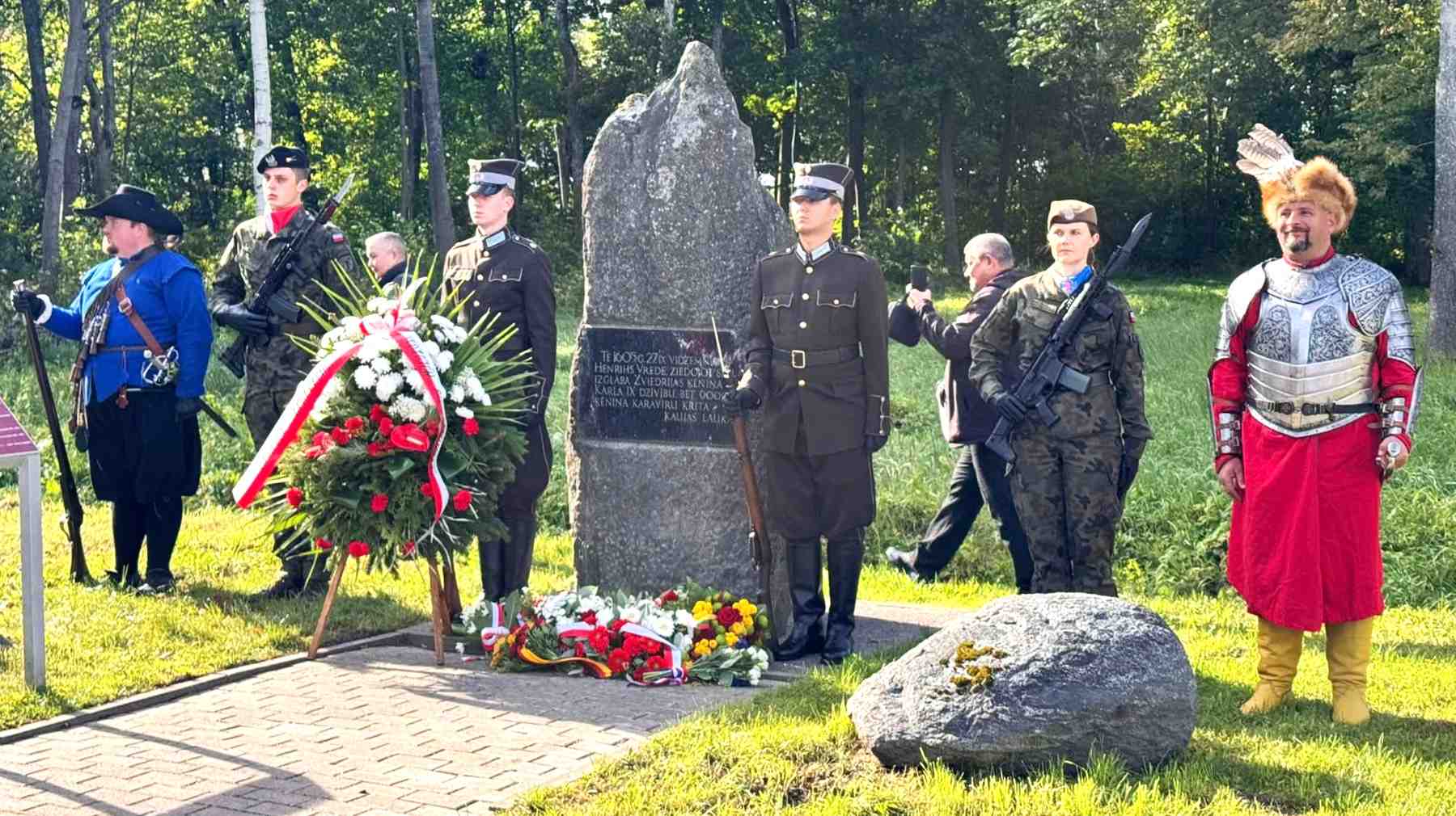 Uroczystości rozpoczęły się pod polskim pomnikiem, gdzie odegrano hymny i złożono kwiaty.