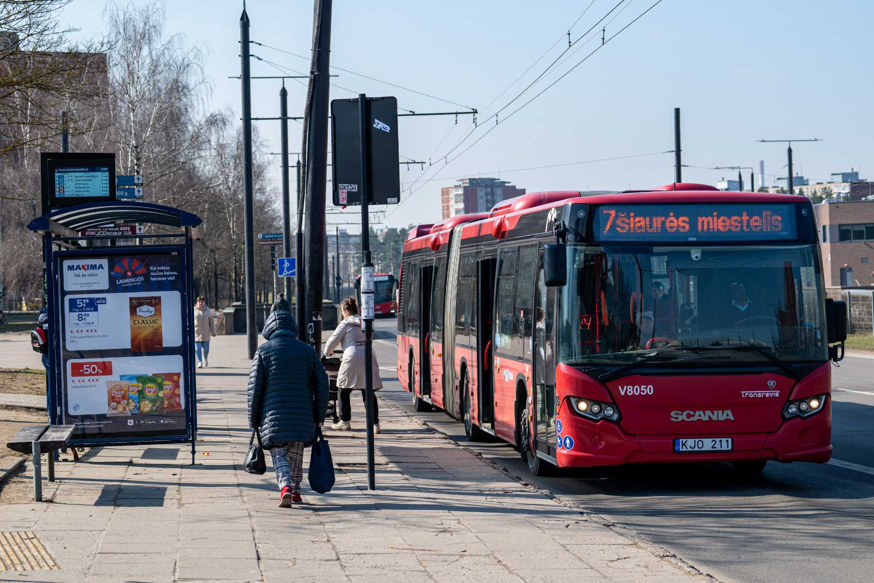 Autobus na przystanku