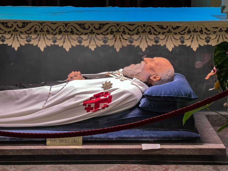 Szczątki św. Bartolo Longo w sanktuarium Matki Bożej Różańcowej w Pompejach we Włoszech.