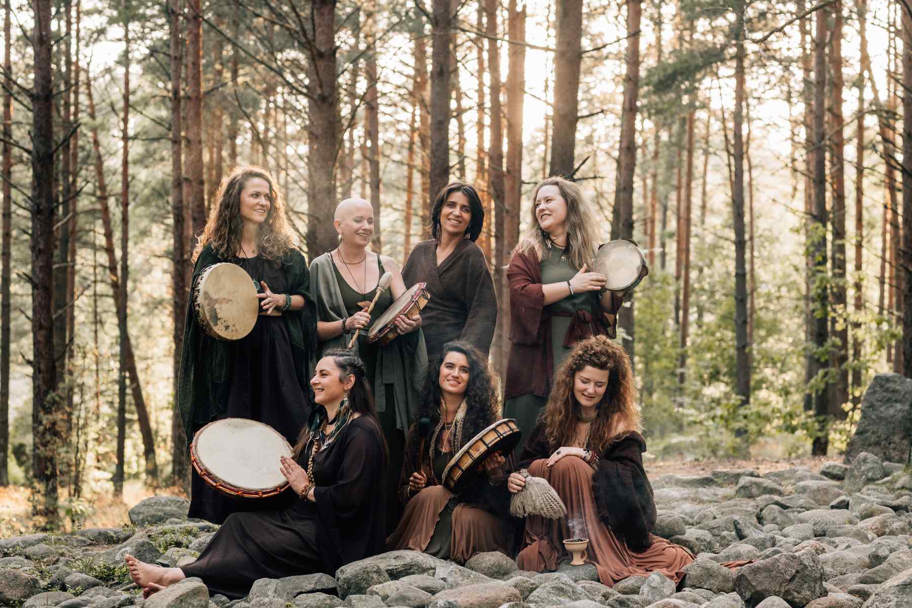 Koncert w Wilnie odbędzie się w ramach międzynarodowej trasy koncertowej PEŁNIA / ABUNDANCE, celebrującej ponad dekadę twórczości zespołu i wspólnej drogi z pieśniami tradycyjnymi.