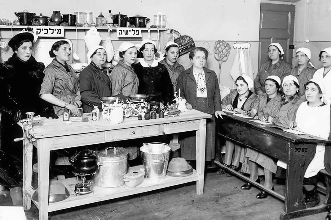 Lewando-2025-10-04-1 Fania Lewando (w środku) z uczennicami swojej szkoły kulinarnej, którą prowadziła przy ul. Wielkiej 10, Wilno, 1938 r.