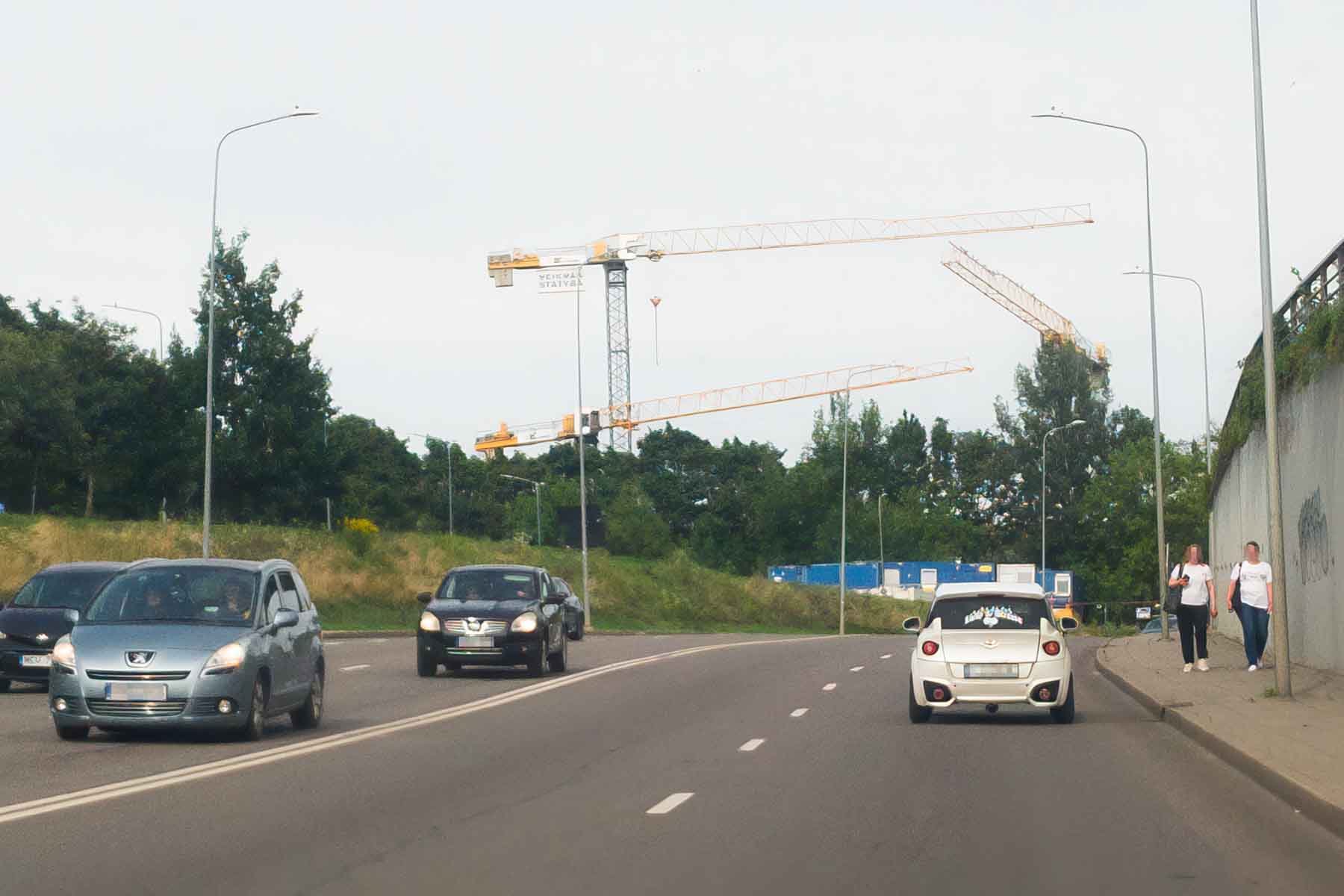 Samochody jadące szosą.