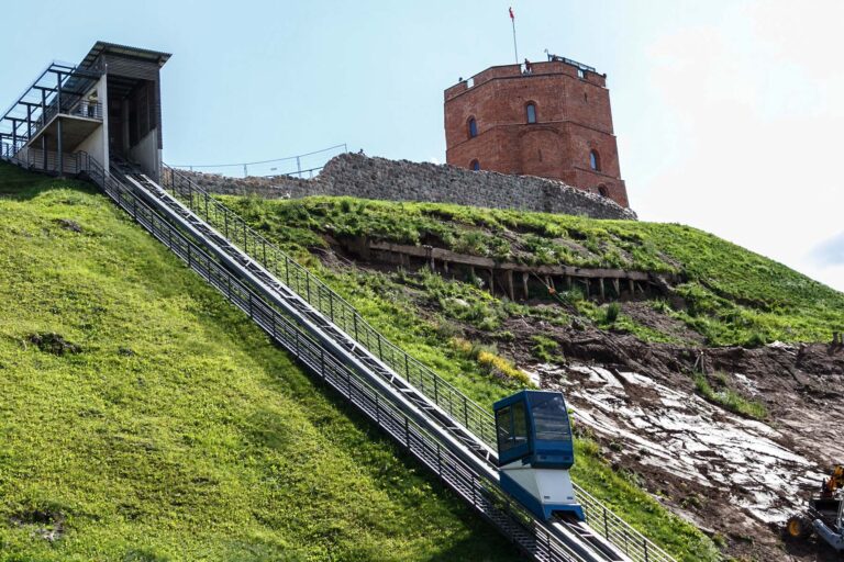 Sejm chce nowego wyciągu na Górę Giedymina. Obecny działa niemal „w jakiś cudowny sposób”