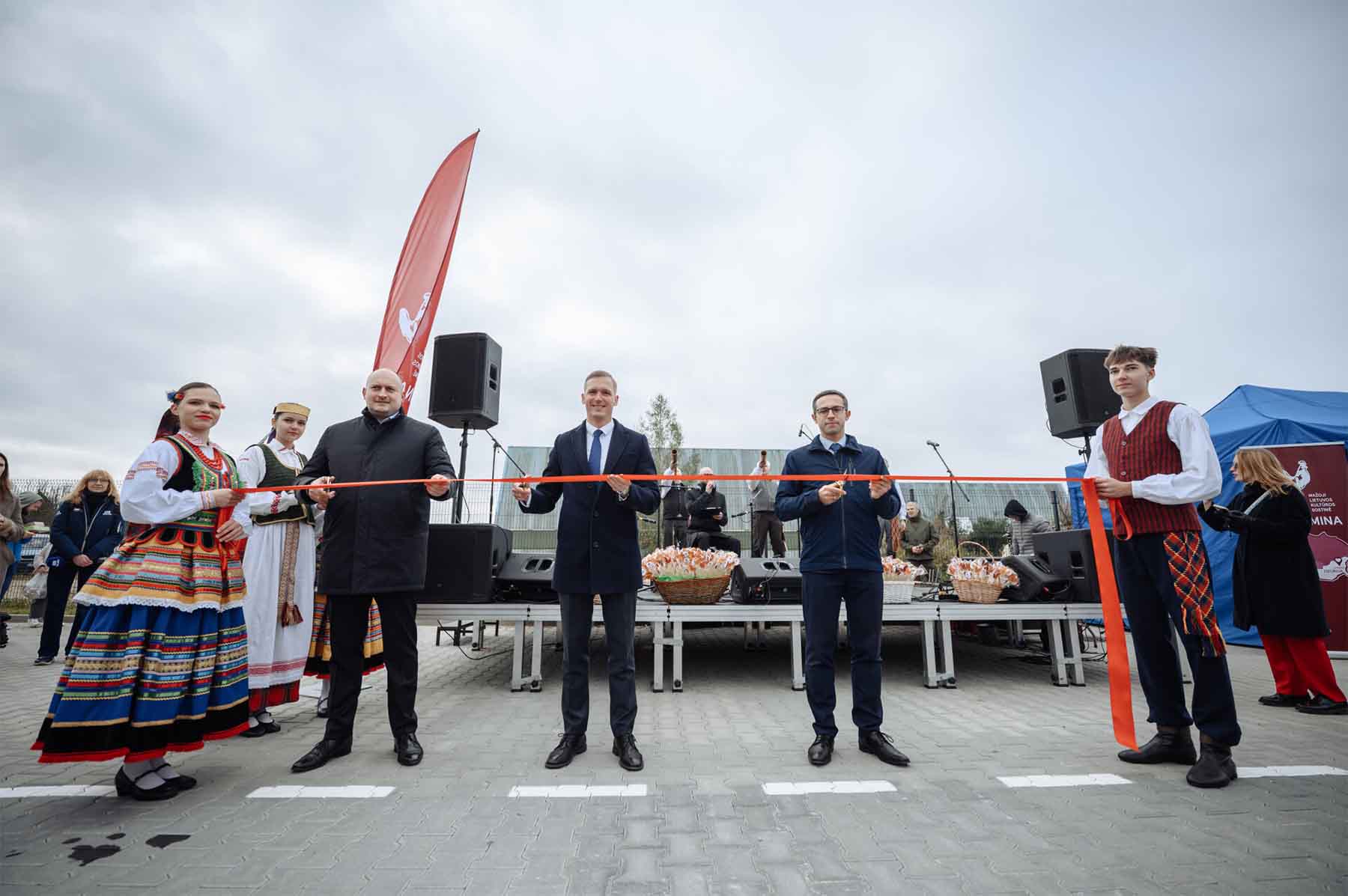 Uroczyste przecięcie wstęgi wieńczące projekt rozbudowy targowiska w Rudominie.