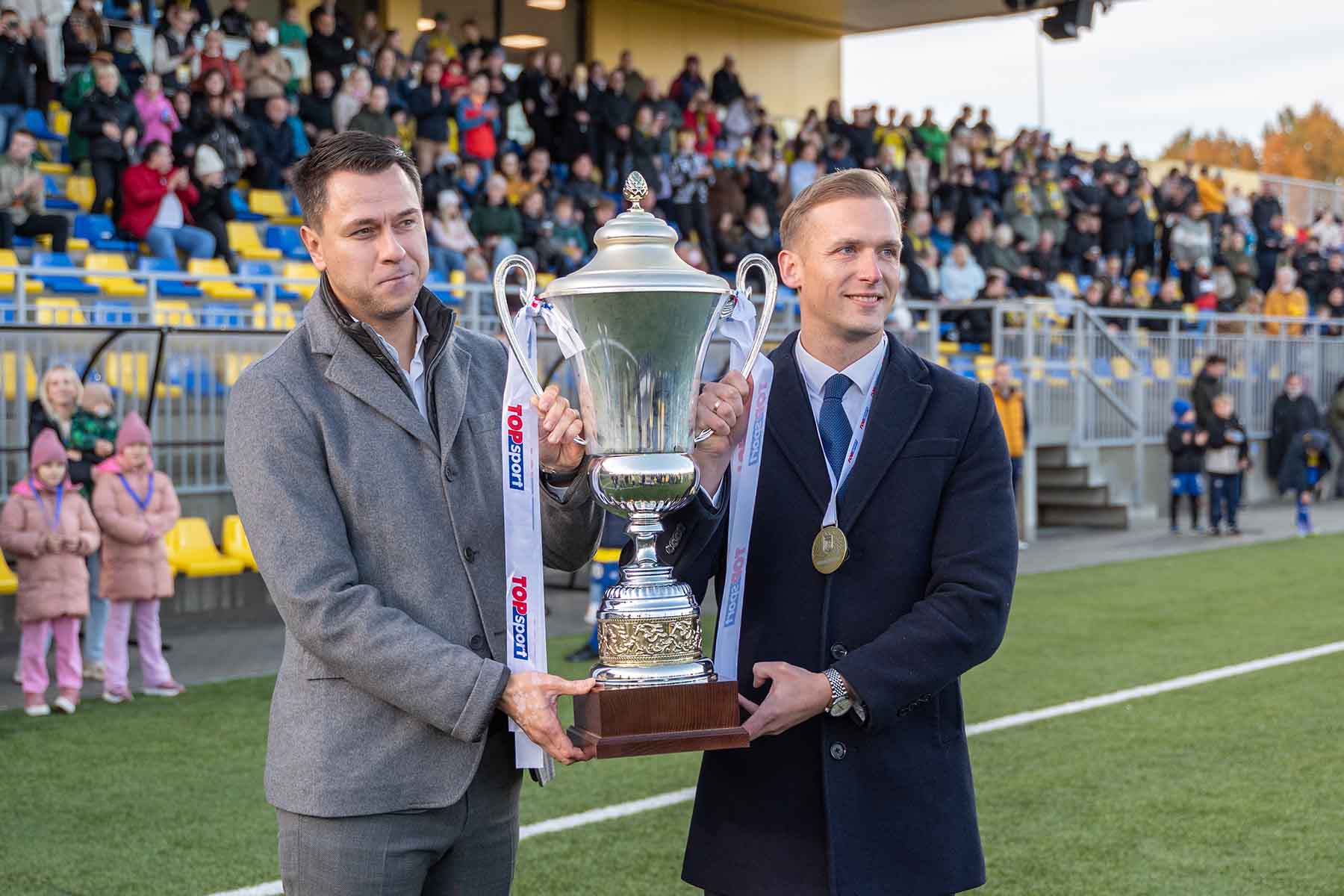 KP „TransINVEST” wręczono puchar i medale za zwycięstwo w Pierwszej Lidze w sezonie 2024–2025.