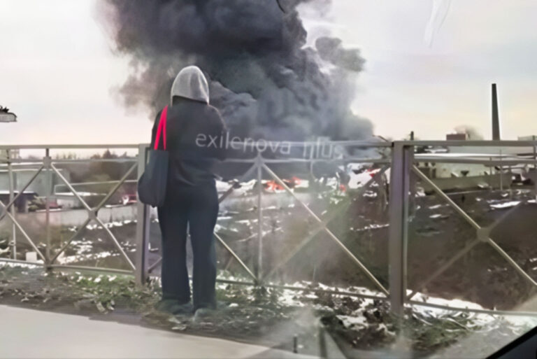 Kobieta na moście widzi jak idzie dym.