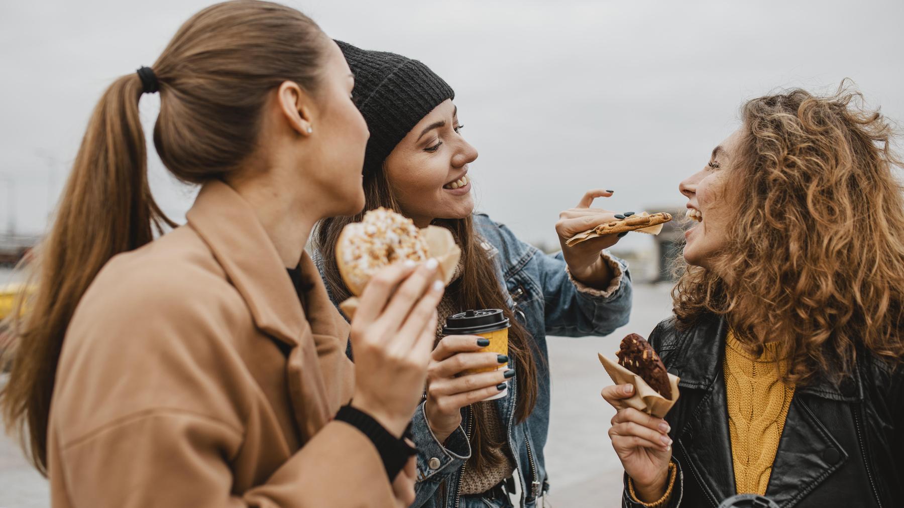 Młodzież je fast foody.