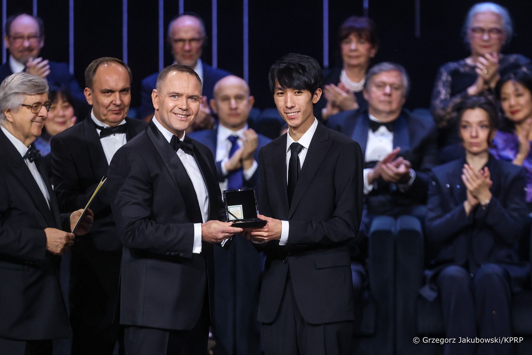 chopinowski-2025-10-25-PORTAL Nagrodę dla zdobywcy I miejsca Erica Lu podczas gali i uroczystego koncertu laureatów wręczył prezydent RP Karol Nawrocki.