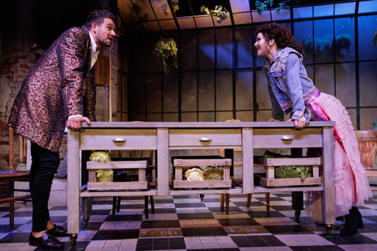 Z Torunia do Wilna przyjadą „Śluby panieńskie” – komediowa klasyka, w której nie brakuje sprytnych intryg, ciętych ripost i odrobiny szaleństwa.