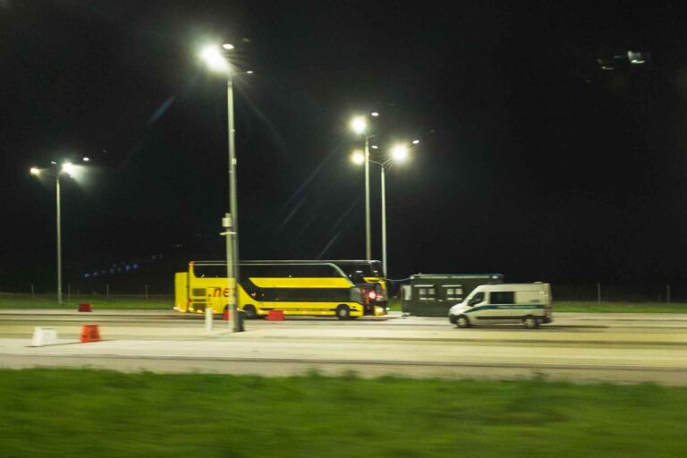 Granica polsko-litewska w nocy, kontrola graniczna autobusu pasażerskiego