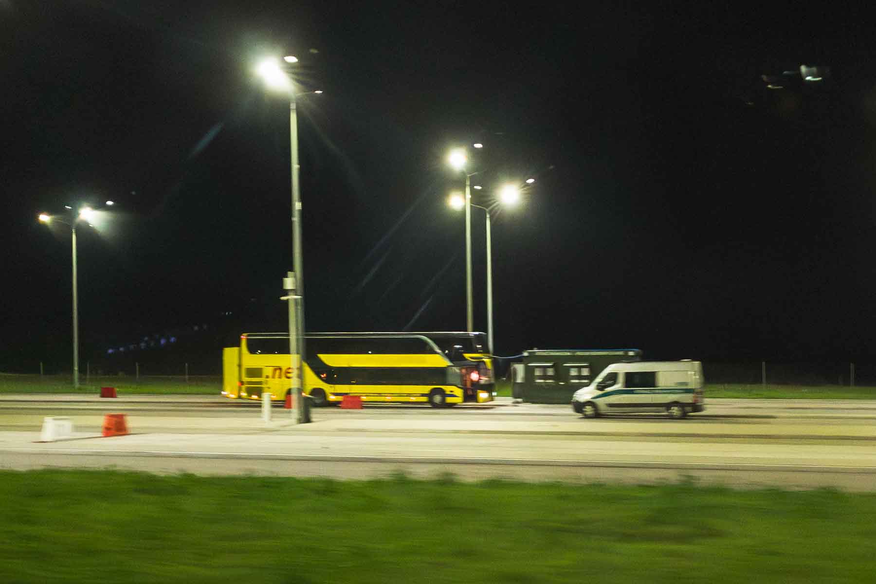Granica polsko-litewska w nocy, kontrola graniczna autobusu pasażerskiego