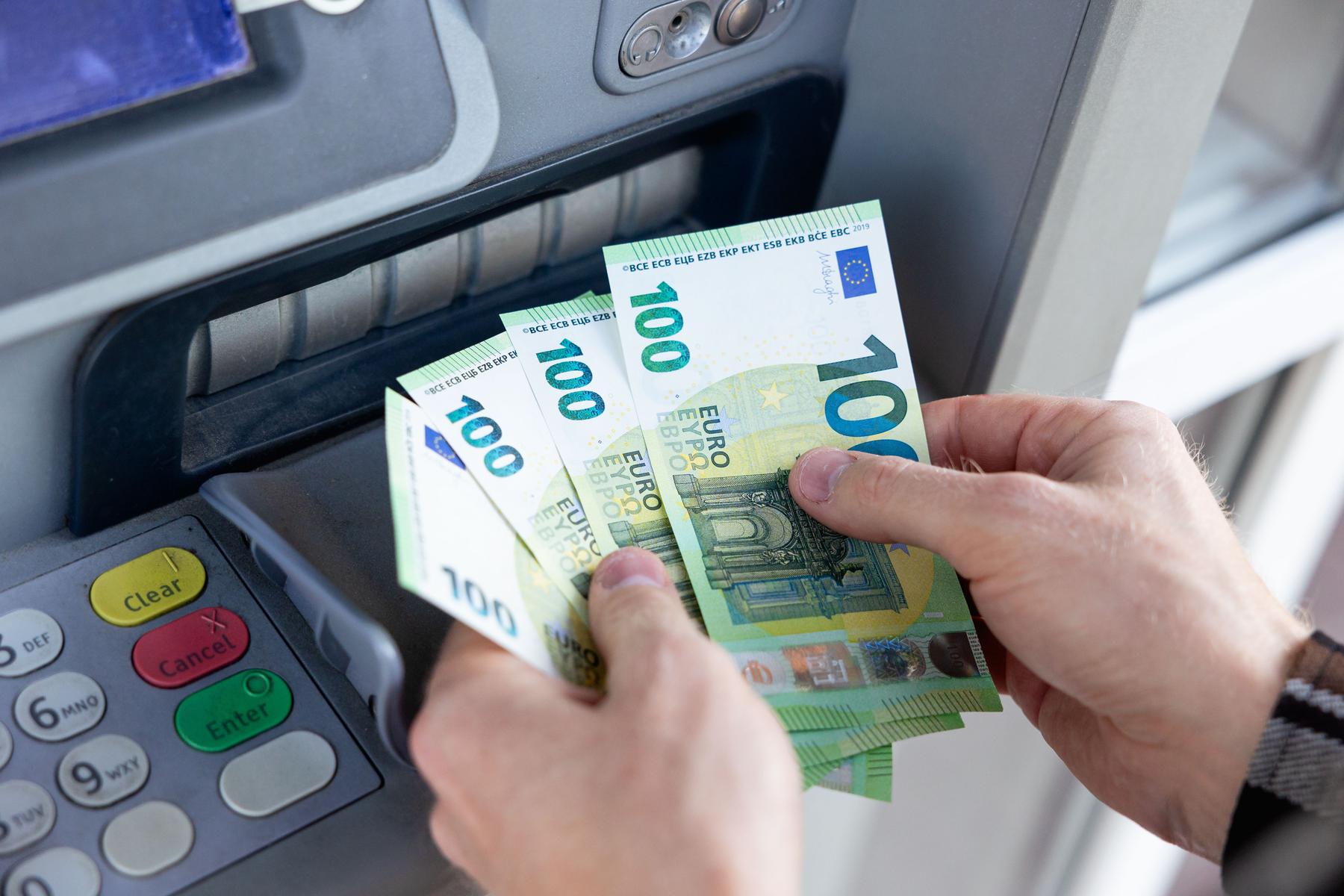 Pieniądze pobierane z bankomatu.