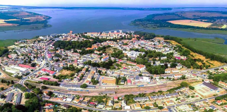 Kamień Pomorski to niewielkie miasto na Pomorzu Zachodnim, położone nad Zalewem Kamieńskim, ok. 8 km od brzegu Bałtyku.