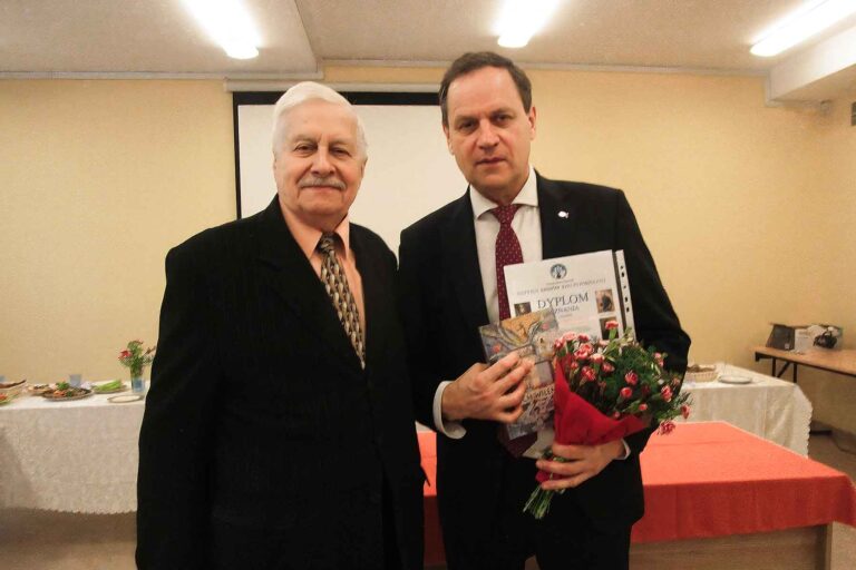 Europoseł, prezes Związku Polaków Litwy Waldemar Tomaszewski i rektor PUTW w Wilnie Ryszard Kuźmo.