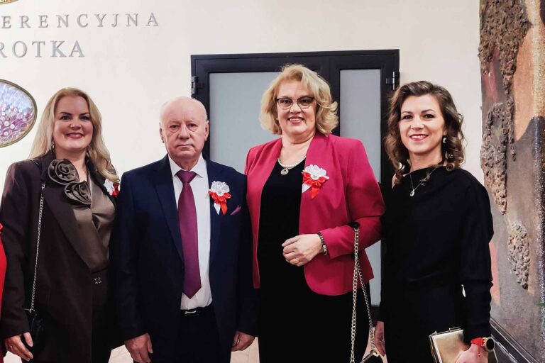 Od lewej: Alina Rynkiewicz, Stanisław Rynkiewicz, Stanisława Rynkiewicz i Renata Rynkiewicz podczas finałowej gali międzynarodowego konkursu „Osobowość Roku Polonii Świata”.