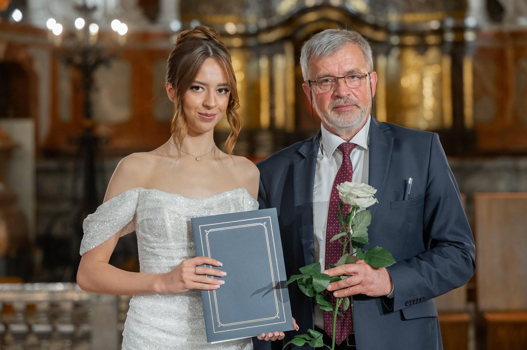 Kotryna Zelionkina z Adamem Błaszkiewiczem, dyrektorem Gimnazjum im. św. Jana Pawła II w Wilnie.
