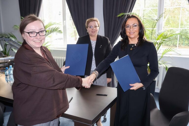 Od lewej: Ilona Gosiewska, prezes Stowarzyszenia „Odra-Niemen”, Renata Cytacka, główna specjalistka Wydziału Edukacji Samorządu Rejonu Wileńskiego oraz dr Katarzyna Pawlak-Weiss, dyrektorka Dolnośląskiego Ośrodka Doskonalenia Nauczycieli we Wrocławiu.