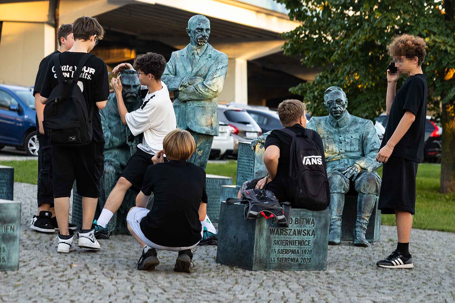 Wąs Józefa Piłsudskiego jest tak charakterystycznym elementem wizerunku Marszałka, że Czytelnik bez najmniejszego trudu rozpozna go na zdjęciu... (pomnik „Przed Bitwą Warszawską” w Skierniewicach w Polsce, najwidoczniej lubiany przez młodzież, która dodaje mu swoją obecnością kolorytu).