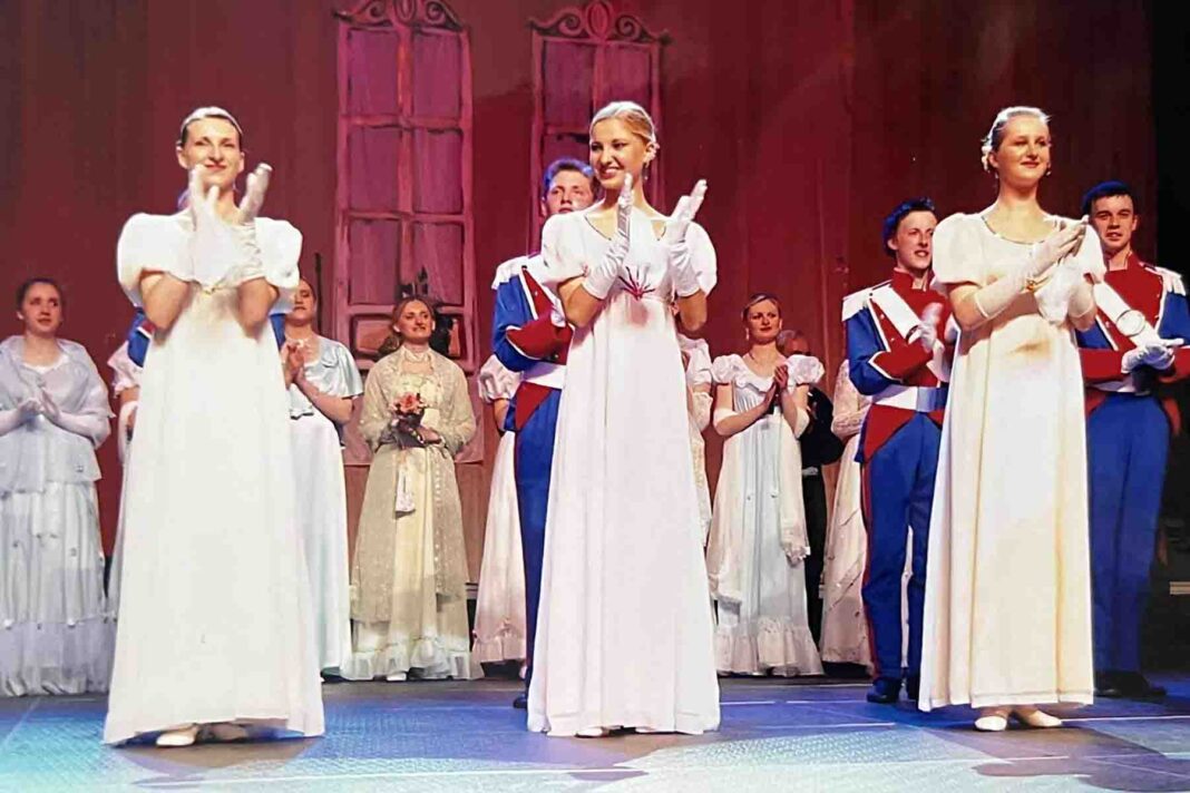 Kamila Moro w parze, która stoi w środku | Fot. archiwum prywatne