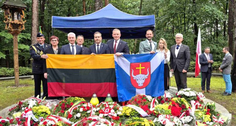 Władze Myśliborza dbają o miejsce pamięci i każdego roku organizują uroczyste obchody upamiętniające śmierć słynnych litewskich lotników.
