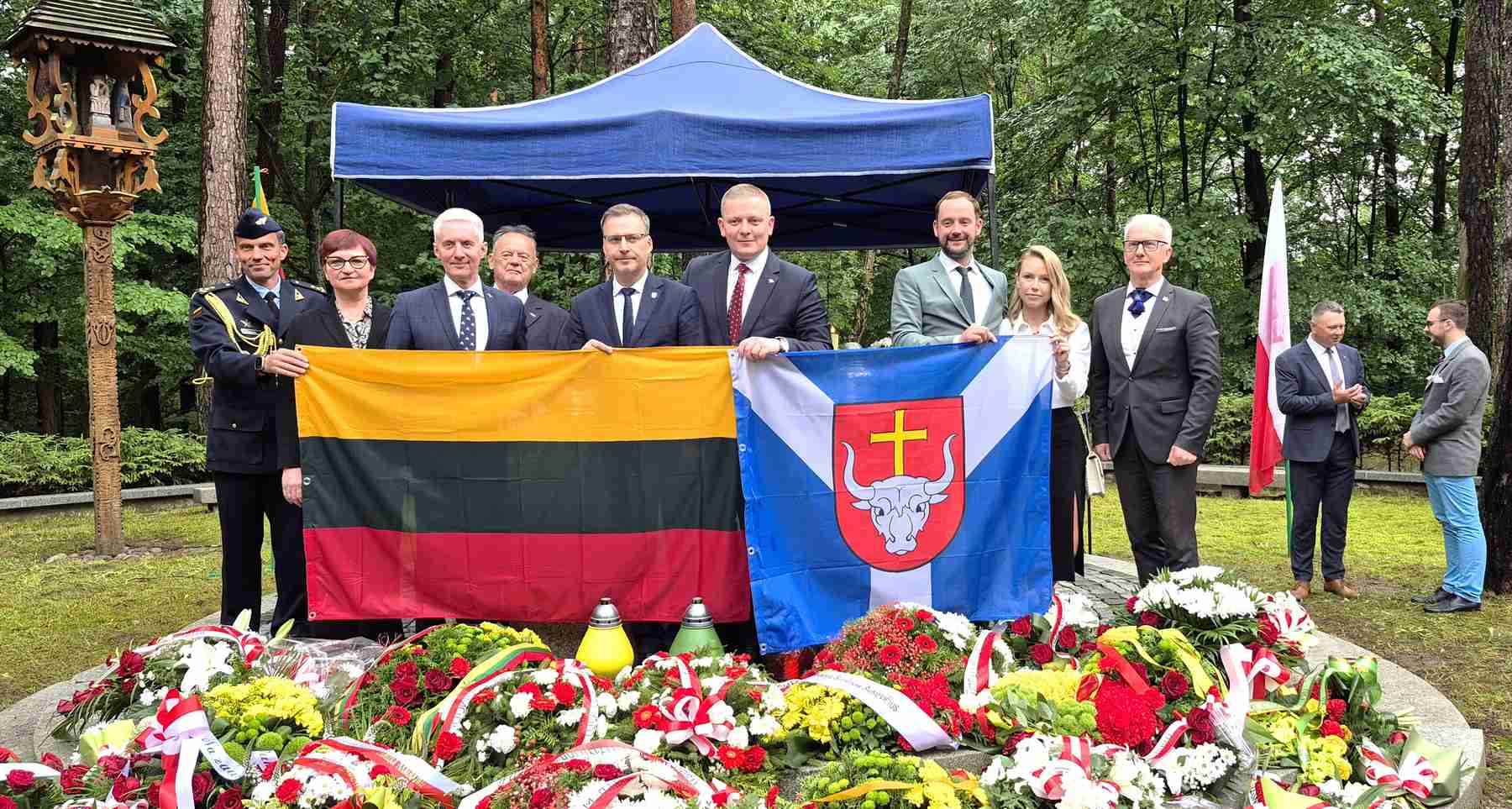 Władze Myśliborza dbają o miejsce pamięci i każdego roku organizują uroczyste obchody upamiętniające śmierć słynnych litewskich lotników.