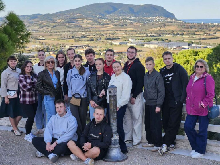 Zespół Tańca Ludowego „Hałas”.