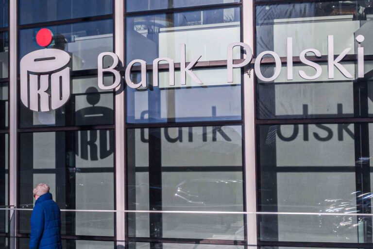 Bank PKO BP .