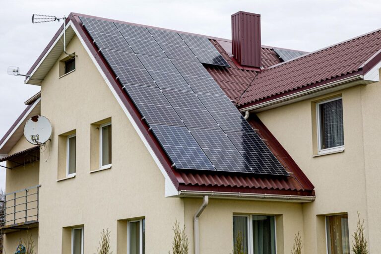 Panele słoneczne na dachu domu.