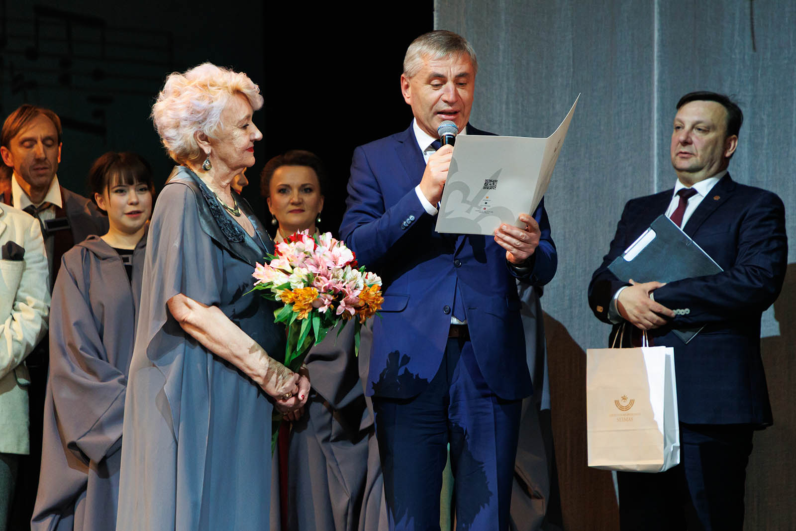 KULT-Jubileusz-2025-11-11-2 Na prapremierze 65-lecia teatru życzenia składa Kęstutis Vilkauskas, przewodniczący Komisji Kultury Sejmu.