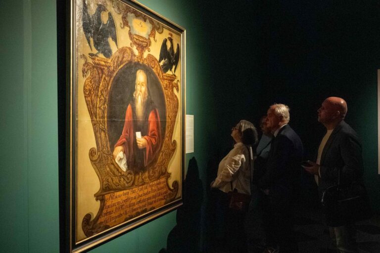 Portret kanclerza Mikołaja Radziwiłła prezentowany w barokowej sali Muzeum Pałacu Władców.