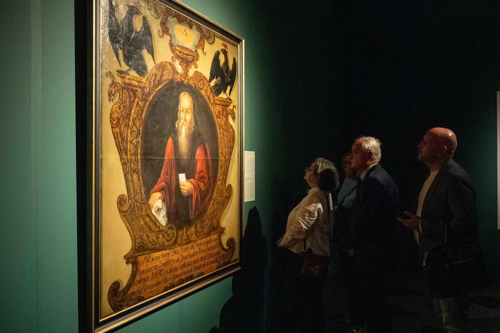 KULT-Radziwill-2025-11-18-PORTAL Portret kanclerza Mikołaja Radziwiłła prezentowany w barokowej sali Muzeum Pałacu Władców.